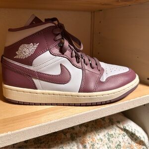 Nike Air Jordan High-Tops in Platinum and Mauve Size 6.5W